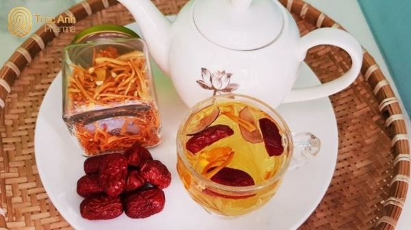 Ngâm rượu đông trùng hạ thảo với táo đỏ giúp rượu có vị ngọt tự nhiên