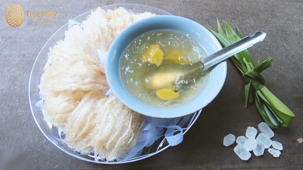 Yến sào chưng đường phèn là món ăn bổ dưỡng cho bé