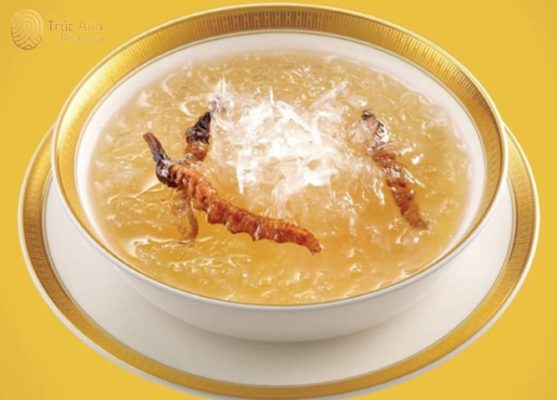 Yến sào chưng với đông trùng hạ thảo và một ít đường phèn theo công thức truyền thống